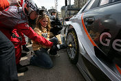 Ana Johnsson during a tyre change
